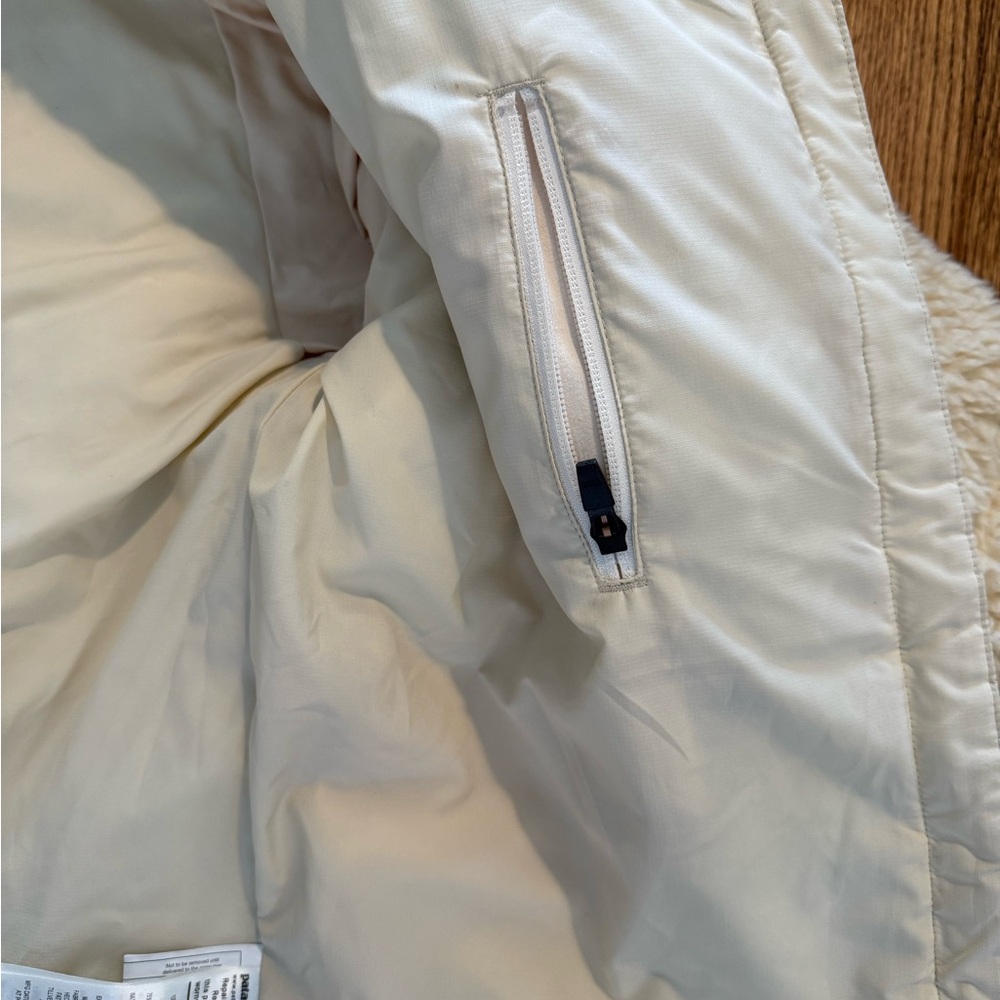 Patagonia Womans Fluffy Cream Puffer Jacket - Picture 5 of 6